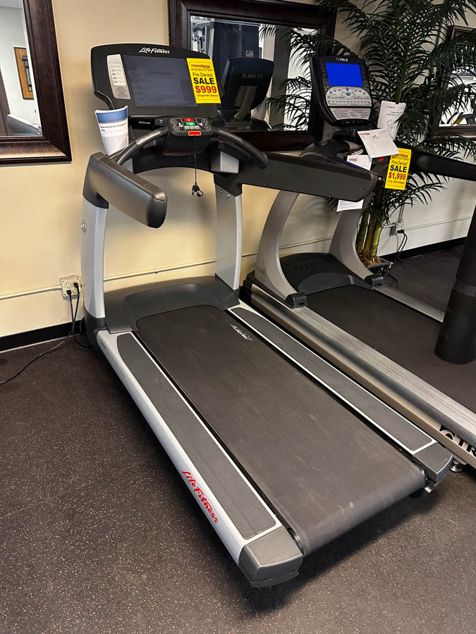 Life Fitness Platinum Club Treadmill